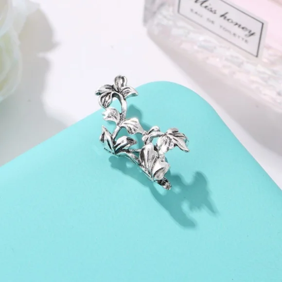 LAST ONE!!  Beautiful Boho Silver Creeper Leaf Clip Earring - Picture 2 of 4